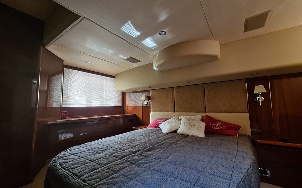 Аренда яхты PRINCESS 58 в Сочи - VIP каюта